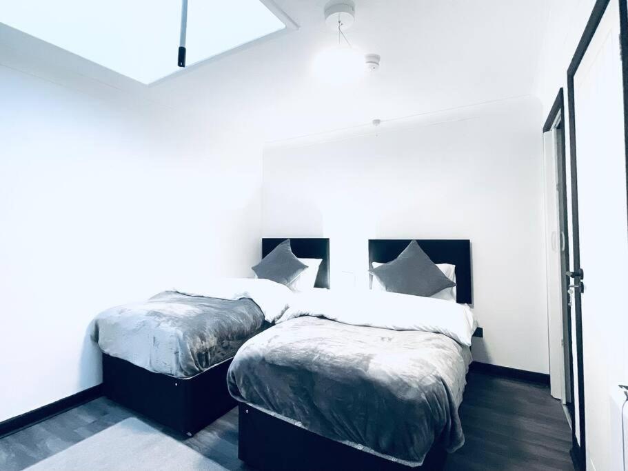 Burmer Central Bliss: Modern 3BR/1BA, Full Kitchen - B&B Peterborough