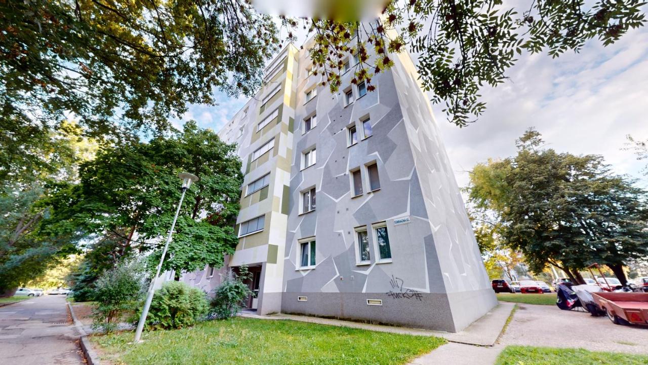 Modern 2 Bedroom Apt - Free Parking - B&B