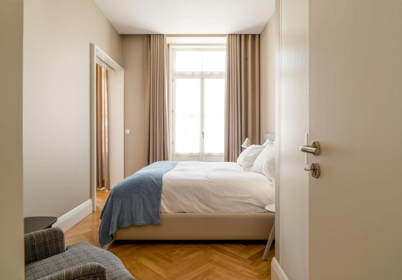 Deluxe One-Bedroom Apartment