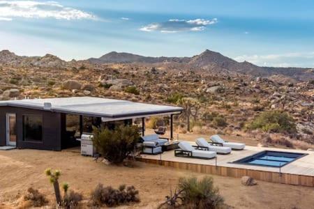 Atomic Ranch l Modern Pool Cabin Against 250 Acres - Ferienwohnung