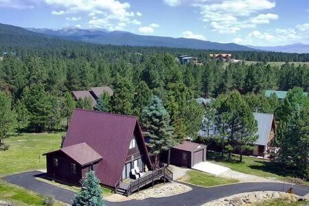 Rustic Mountain Getaway~Golf~Skiing~Hiking - B&B