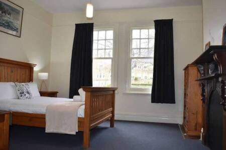 B&B Hobart - Comfy Apartment with carpark 2 minutes to CBD - Bed and Breakfast Hobart