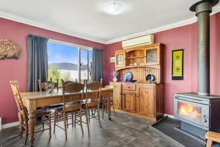 B&B Hobart - City Lights Getaway 6Kms from CBD, Sleeps10 - Bed and Breakfast Hobart