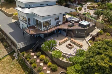 River View Holiday House Sleeps 8 10min to CBD - Bed and Breakfast