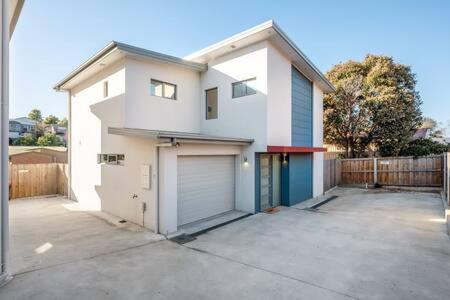 Modern Townhouse in the Bay 500m to beach - B&B Hobart