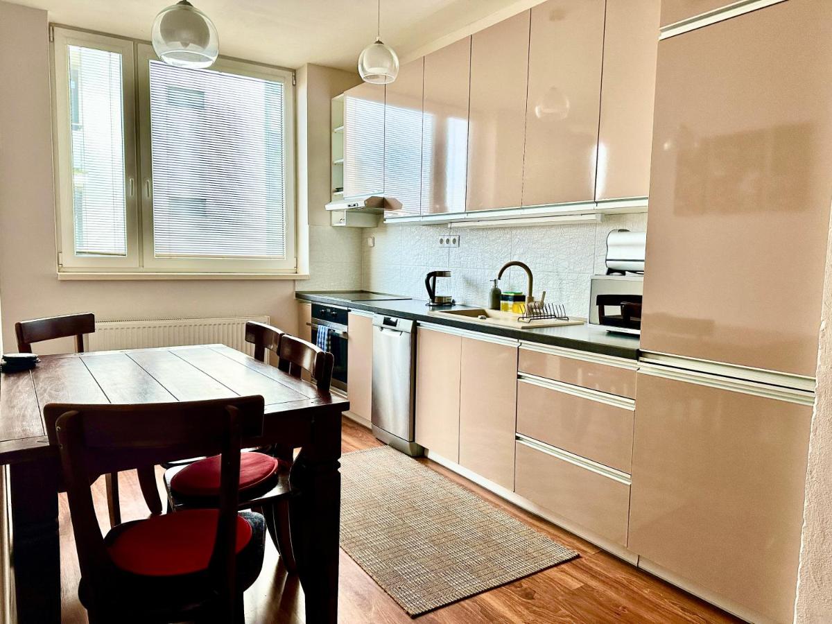 Unique main square apartment - AC - Balcony - Coffee Machine - Washer - Kitchen- Parking available Free public or Paid Private for 20 euro per stay Please read our emails - B&B Poprad