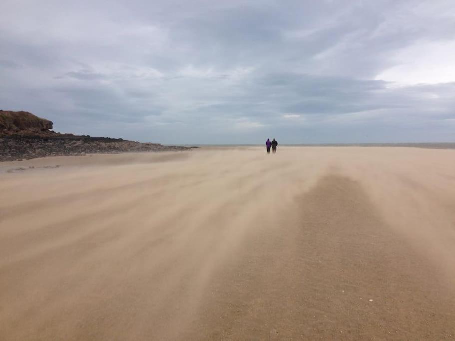 Lovely family holiday home near Benllech Beach - Chambres d'hôtes Benllech