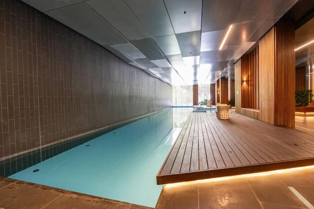 2 BD Luxury apartment at heart of Docklands with 85" flat TV & Free Carpark - Ferienwohnung