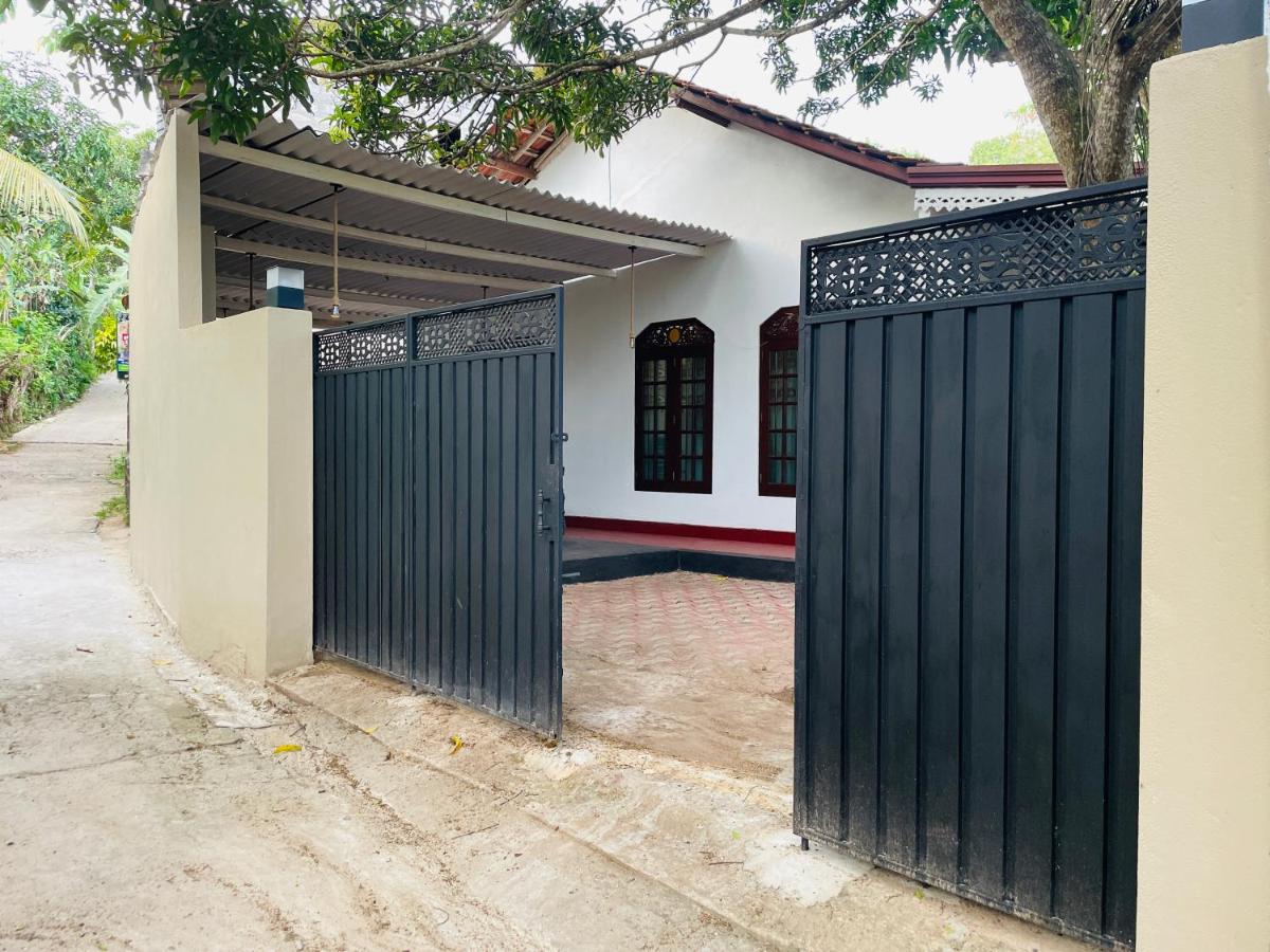 Thanuja House - Bed and Breakfast