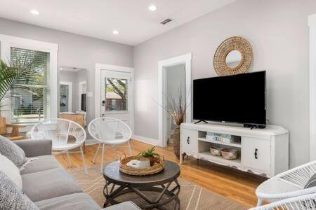 Hello Bungalow - Hot Tub Fire Pit 1 BLK to Main - Bed and Breakfast Fredericksburg