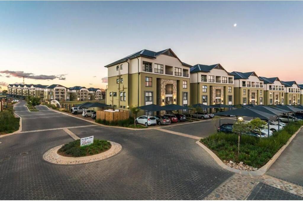 19 Elizabeth Place - Beautiful and spacious self catering 3 bedroom unit with quick access to Kyalami Racetrack with free WiFi - Perfect for a big family in Midrand - B&B
