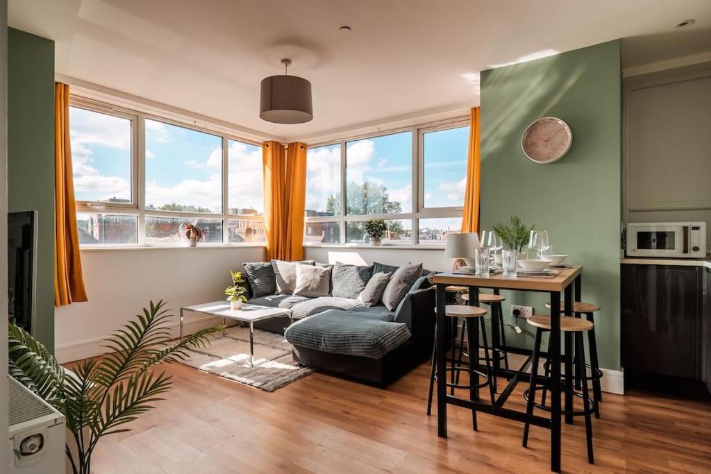Newley Decorated Central Maidstone Flat, Sleeps 4 - Chambres d’hôtes