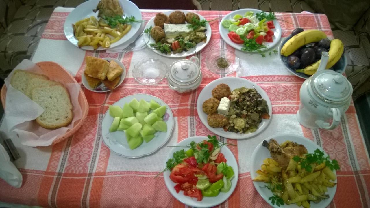 Flora's Guesthouse 'The Fir Gate' - Ferienwohnung Gjirokastra