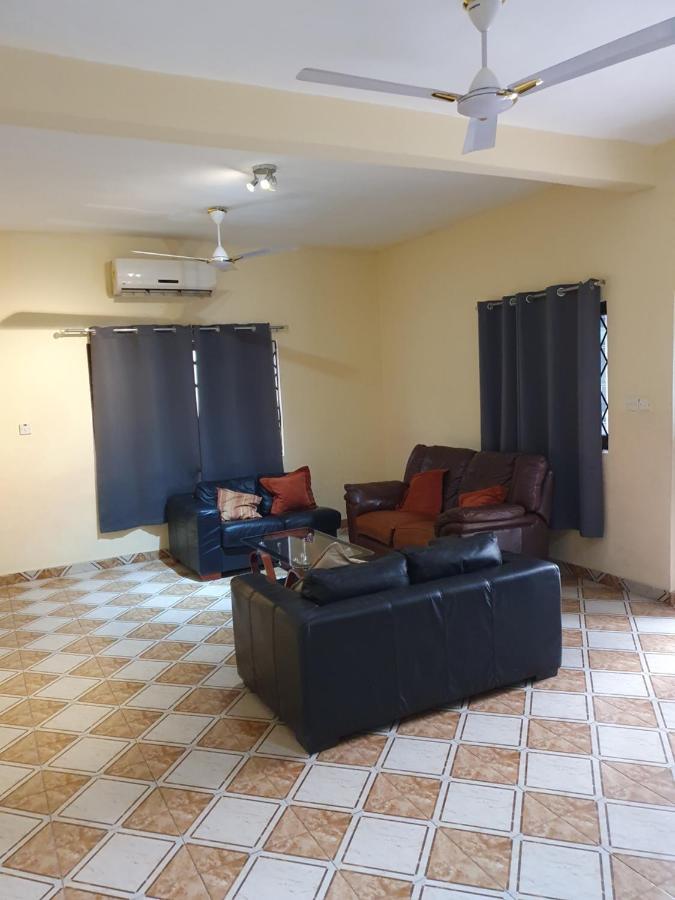 B&B Accra - FABULOUS APARTMENT, 2 master ensuite bedrooms, 3 toilets, 3 baths, hot water, air conditioned, separate fitted kitchen, separate living room, large compound, 24hr security, electric fenced wall, restaurant, bar, WIFI, about 20 minutes from the airport - Bed and Breakfast Accra