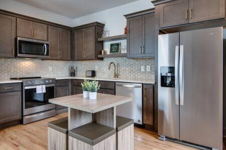 Modern East Nashville Retreat, Walk to Local Faves, Cozy Living Space, Smart TVs & Fast WiFi, Full Kitchen, Garage & Workspace, Steps to Mas Tacos & Rosepepper, 10 Min to Broadway & Nissan Stadium, 24 Hr Hospitality - Chambres d'hôtes Nashville