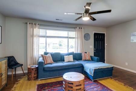 1-Story Home, Fenced Yard, Grill, Firepit, Parking, Sleeps 10, Pet-Friendly, Smart TVs, 10 Mins to Nissan Stadium & Five Points, Cozy Bedrooms, Outdoor Fun, Perfect for Families & Groups - B&B Nashville