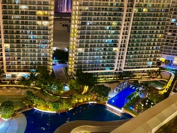 Azure Condo 1BR Next to Mall, Near City & Airport - Bed and Breakfast Manilla