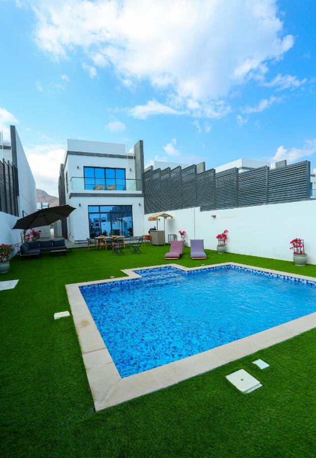B&B Fujairah - Al Bandar Luxury Villa with 5BHK with private pool - Bed and Breakfast Fujairah