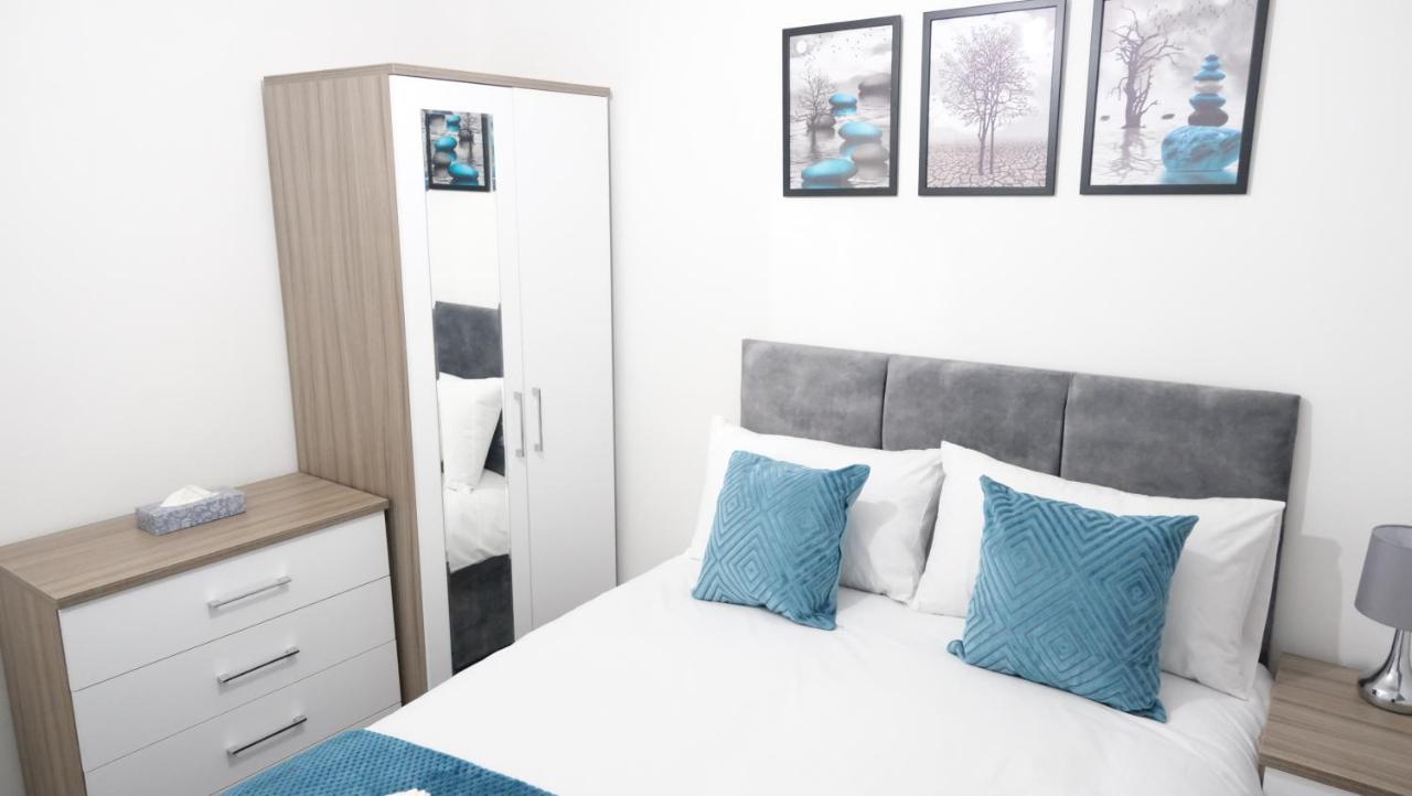 B&B Manchester - 3-Bedroom Semi near Etihad Football Stadium, Tourist attractions, Manchester City Centre and Transport Links - Sky n Netflix - Bed and Breakfast Manchester