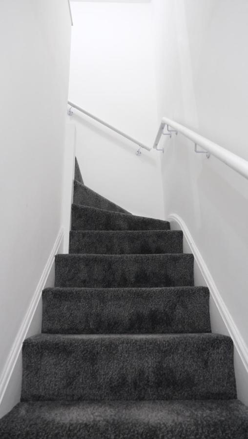 Modernized Three Bedroom House near City Stadium, Attractions, City Centre - Sky n Netflix - Convenient Transport - B&B