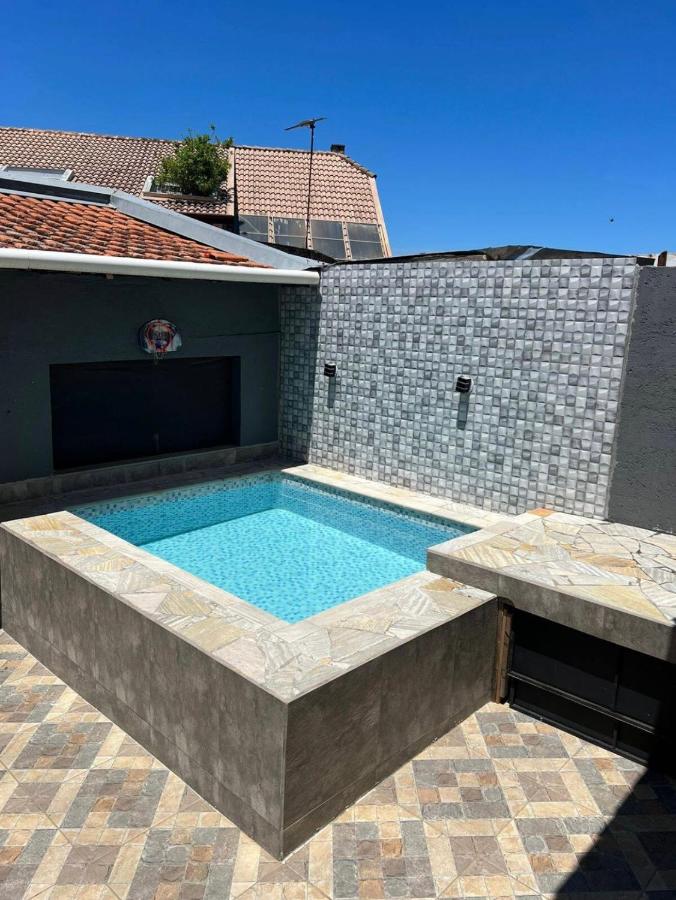 Casa agradável com pequena piscina ! - B&B