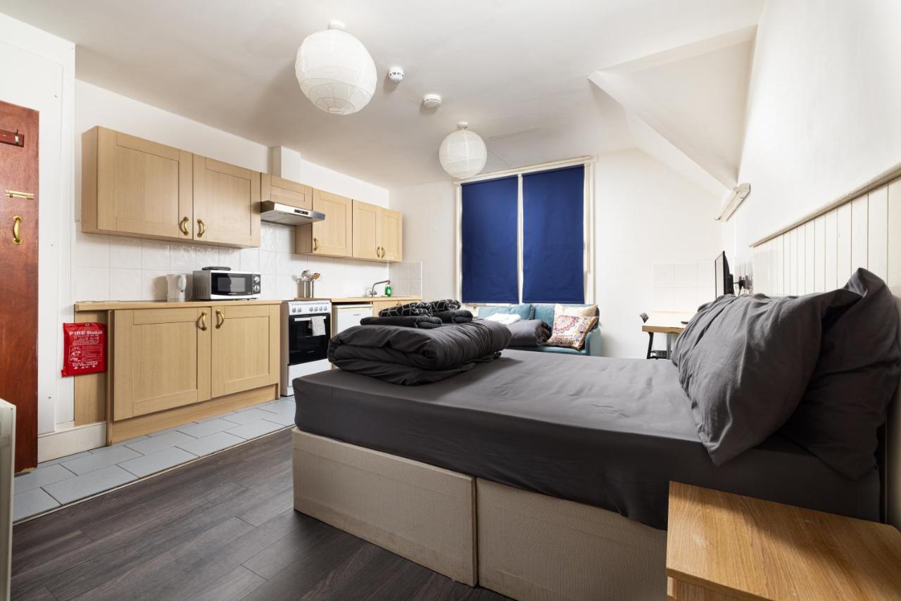 B&B London - Very Large Studio on Finchley Road 15 - Bed and Breakfast London