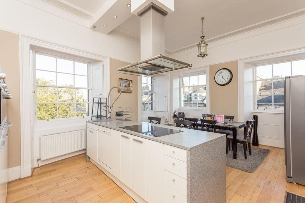 Prime Edinburgh City Centre - 4 Bed Penthouse - B&B Edinburgh
