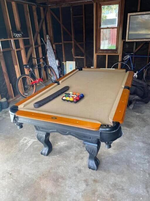 Pool Table A C Grill Out Netflix Bikes Yard - Chambres d’hôtes Fullerton