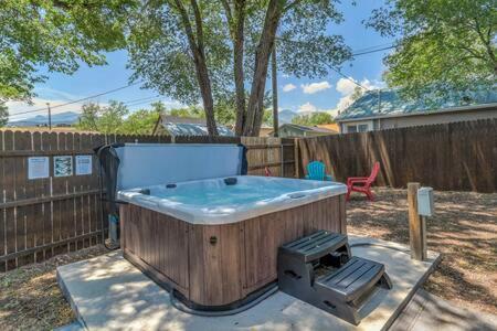 Vibrant Watermelon - Hot Tub, BBQ-Grill, King-Bed, Backyard, Parking - Ferienwohnung Colorado Springs