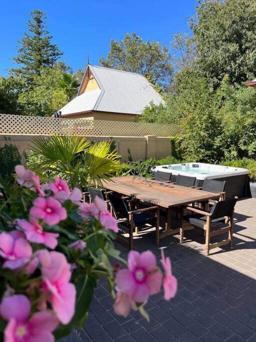 B&B Albury - Porters Cottage Oasis - Bed and Breakfast Albury