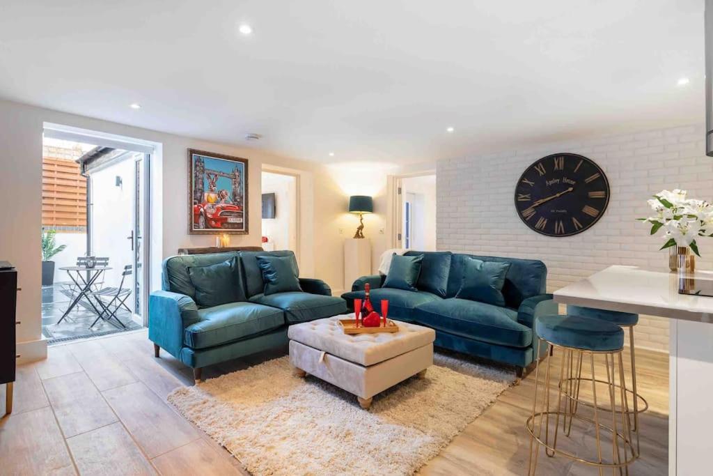 Luxury 2 Bedroom Apartment with Private Terrace & Parking - Wanstead, Escape London in London - B&B