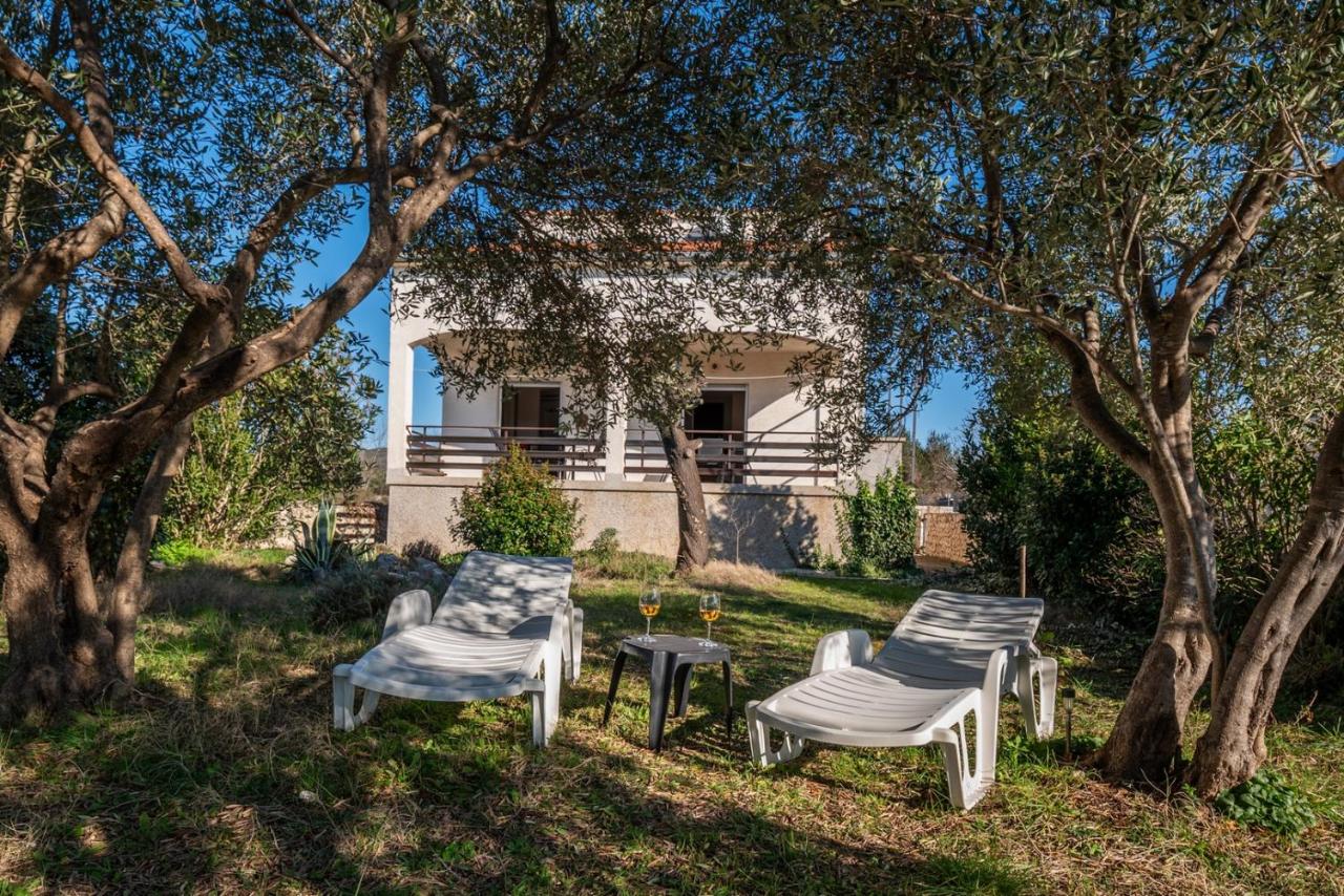 Beachfront apartment Lostura - Bed and Breakfast Turanj