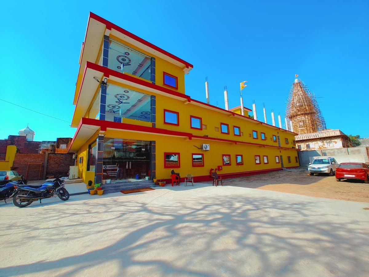 B&B Ayodhya - Hotel Shree Venktesh Nilayam 300 m from Ram Janam Bhumi - Bed and Breakfast Ayodhya