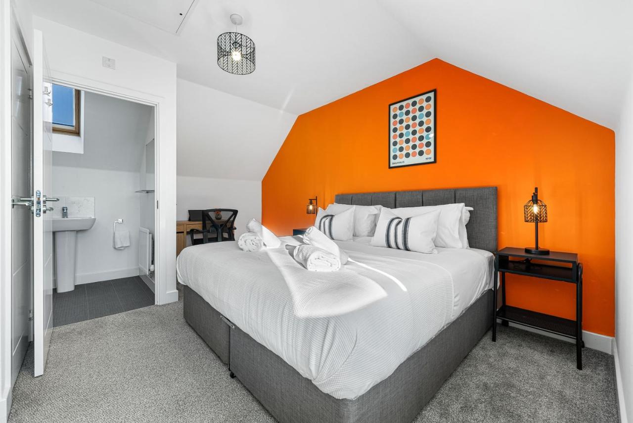 B&B Gloucester - Stylish 4-Bedroom Townhouse with two large parking spaces and superfast Wi-Fi - Bed and Breakfast Gloucester