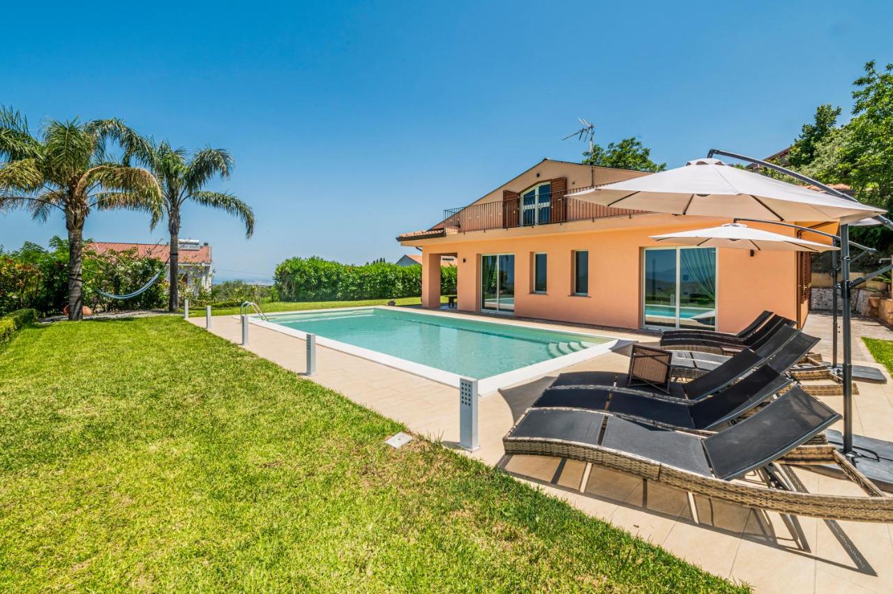 Delightful 4 Bed Villa with Heated pool & Jacuzzi Overlooking Aeolian Islands - B&B