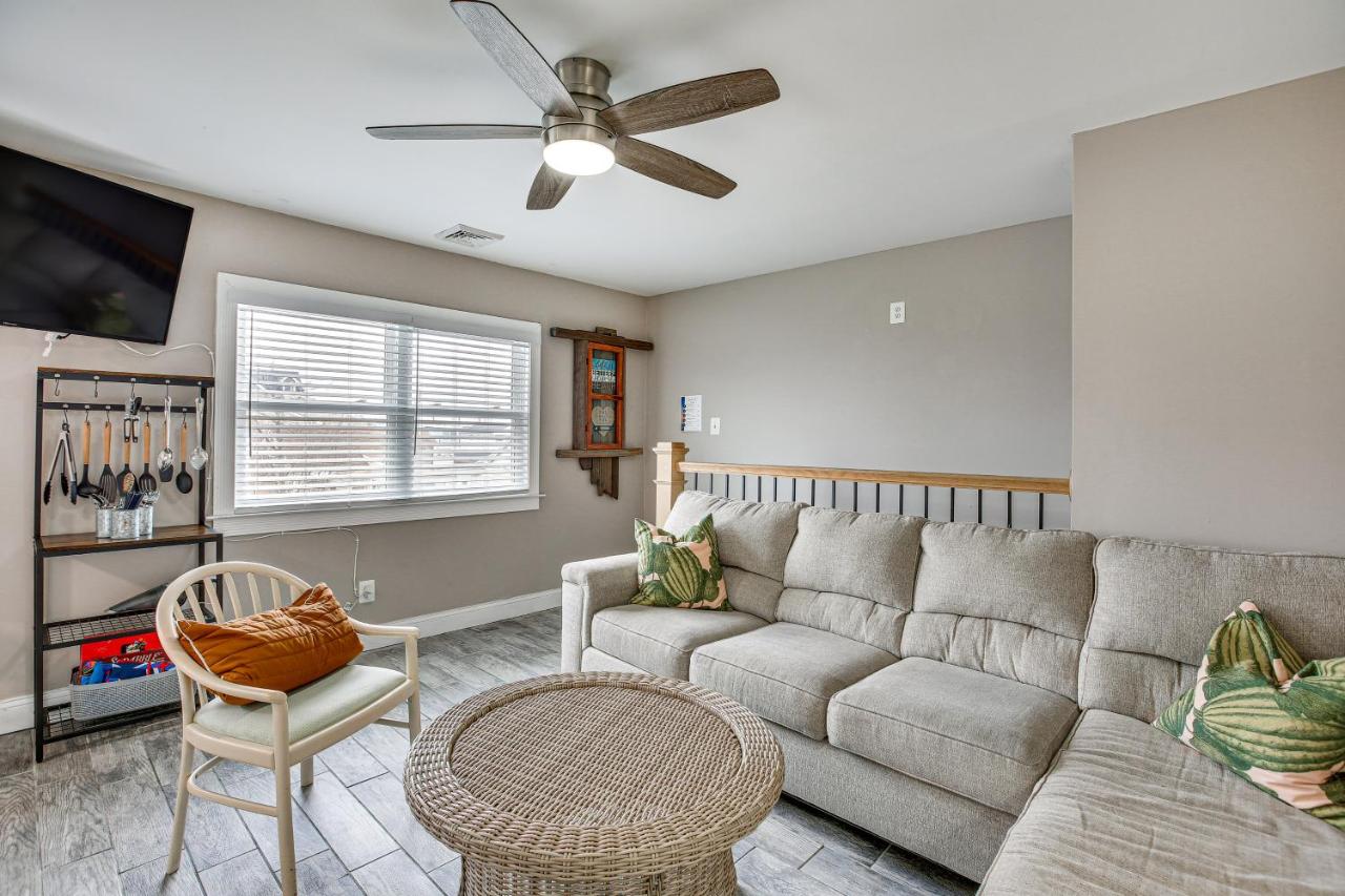 B&B Brigantine - Bright Duplex Condo Walk to Brigantine Beach! - Bed and Breakfast Brigantine