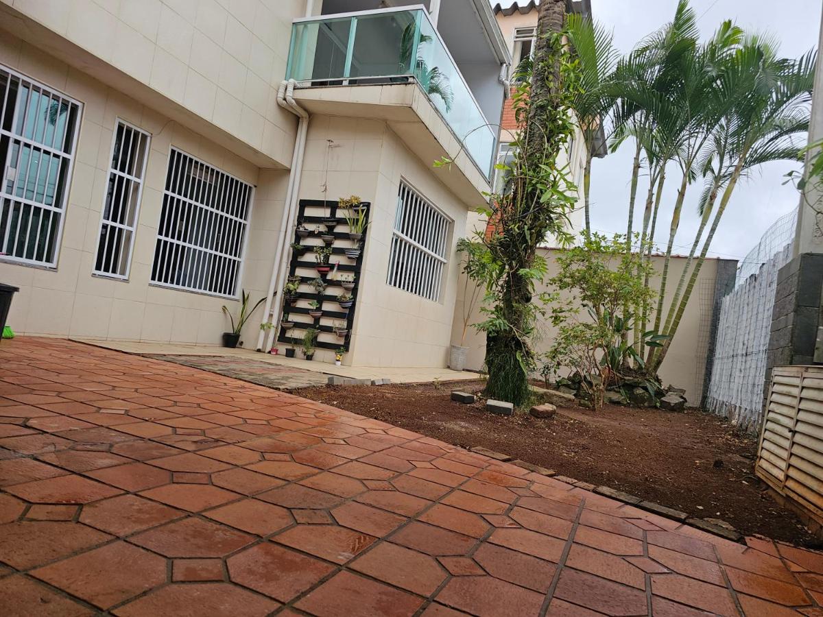 Belíssima Casa a Beira Mar com Piscina Aquecida Cobrado a Parte, 4 Quartos com Ar Condicionado, Amplo Salão de Jogos com Mesas de Bilhar e Pebolim, Amplo Espaço Externo com Churrasqueira em Deck Gourmet Coberto frente a Piscina, Tudo isso á Beira Mar - Chambres d’hôtes