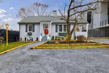 Pet Friendly Bungalow Steps to Inman Park - B&B
