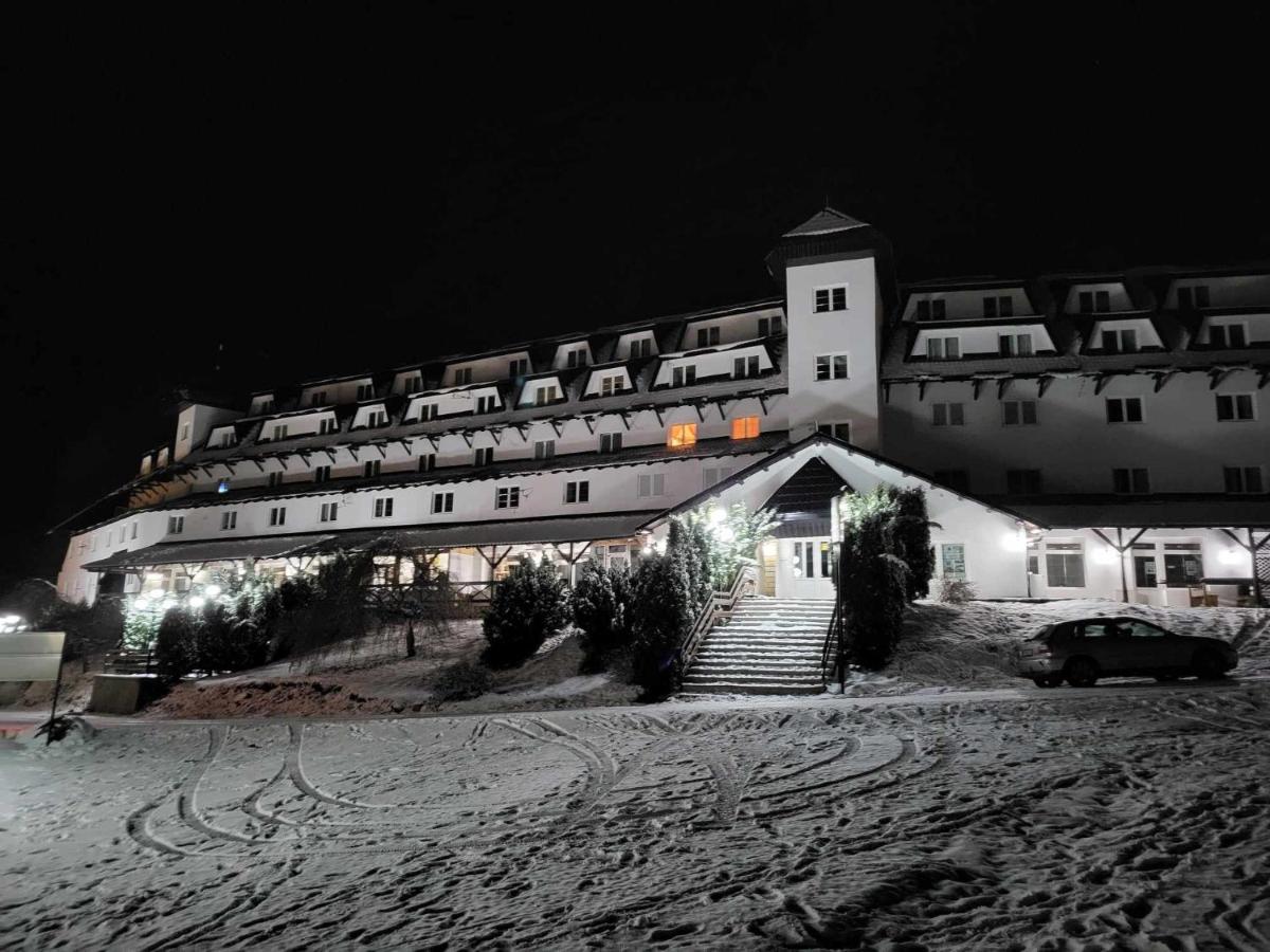 Ski-in & Ski-out, Apartman Filip - 30m from GONDOLA Brzeće - B&B Kopaonik