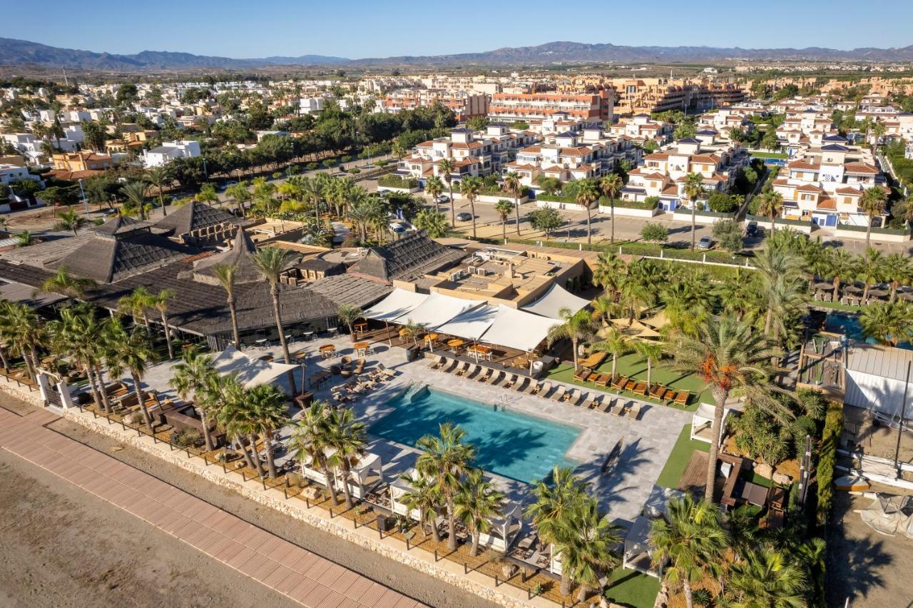 Apartamento ROSA del MAR Playas de Vera Ático en Primera Línea de Playa Piscina al Aire Libre Aparcamiento Gratuito WiFi Muy Rápido Acogedor con Calefacción - Chambres d'hôtes Vera