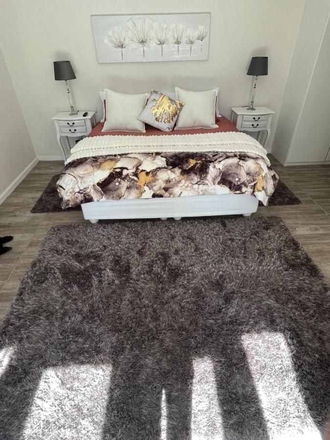 Habitación con cama extragrande y vistas al jardín