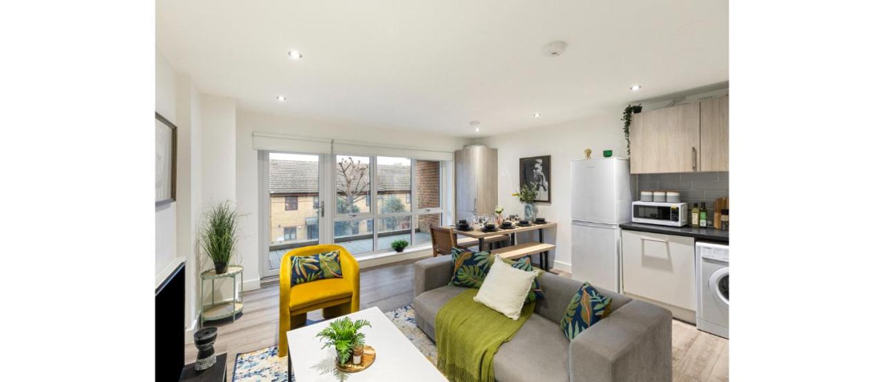 A Splash of Color: Spacious & Funky 3-BR Flat - B&B Londra