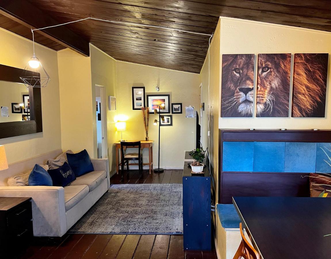 Sunset Haven: Lakeside Charm in Ocean Beach - Ferienwohnung