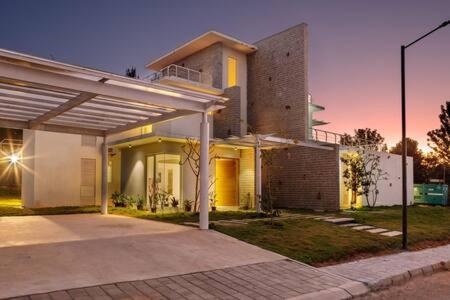 B&B Hosūr - Golf View Home by JadeCaps 4BHK with Breakfast - Bed and Breakfast Hosūr