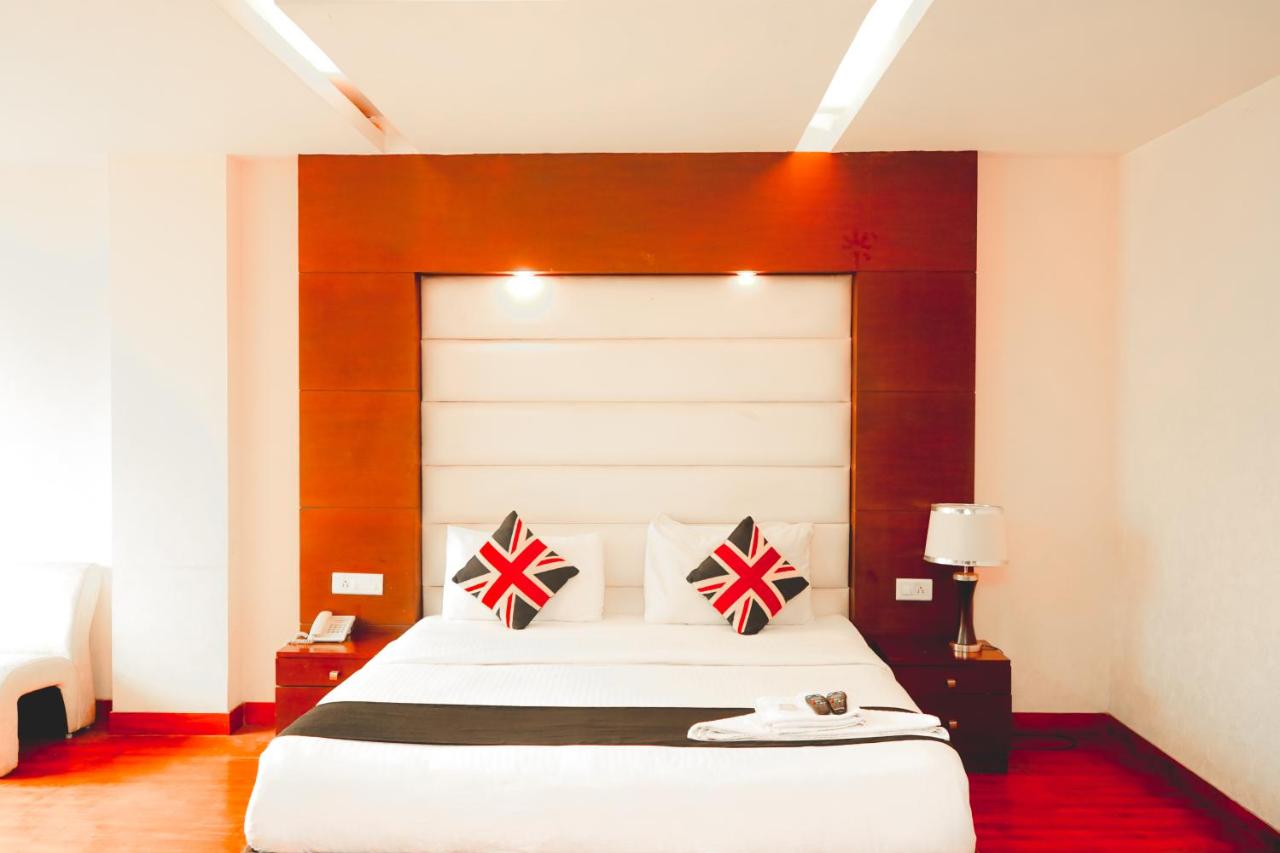B&B New Delhi - Roomshala 152 Hotel Sukoon - Ramesh Nagar Metro Station - Bed and Breakfast New Delhi