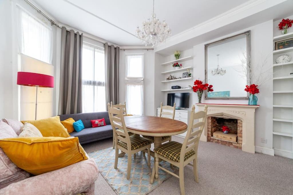 Modern 1-bed with 3 minute walk to tube station. - B&B