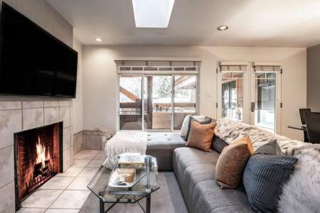 B&B Aspen - 2 BR 3BA Condo - AC, Heated Pool, Walk to Town - Bed and Breakfast Aspen