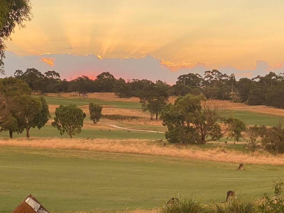 B&B Cranbourne West - The Espie: Golf Course Luxury with Club Access - Bed and Breakfast Cranbourne West