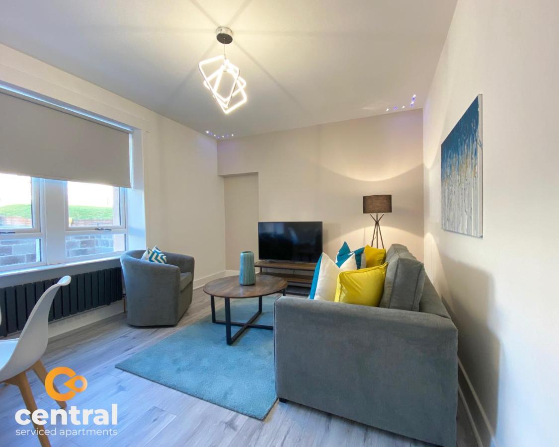 B&B Dundee - 2 Bedroom Apartment by Central Serviced Apartments - Monthly Bookings Welcome - FREE Street Parking - WiFi - Smart TV - Ground Level - Family Neighbourhood - Sleeps 4 - 1 Double Bed - 2 Single Beds - Heating 24-7 - Trade Stays - Weekly & Monthly Offers - Bed and Breakfast Dundee
