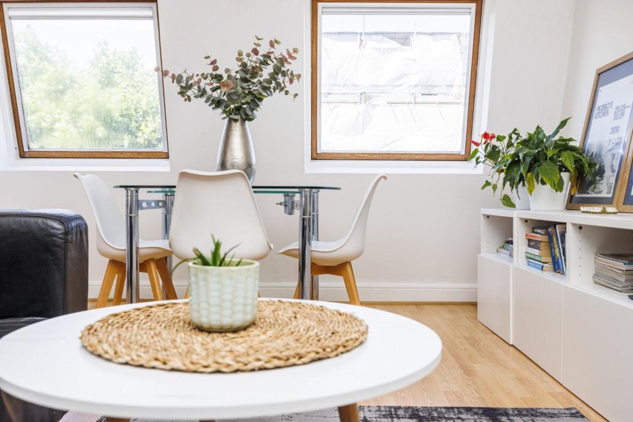 Spacious WEST LONDON Apartment - GREAT LOCATION - Bed and Breakfast
